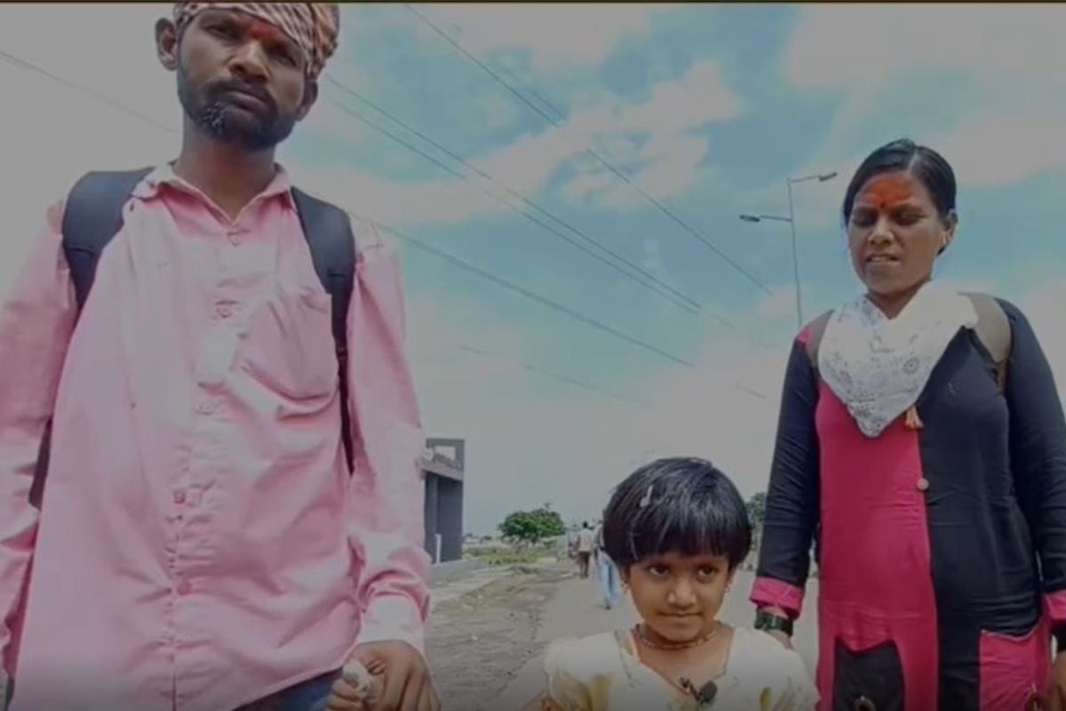 चार वर्षांची रेणुका पायी तुळजापूरला निघाली आहे.