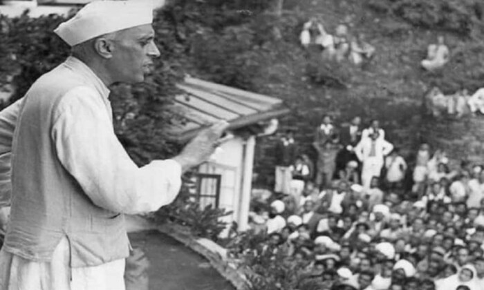 1952 मध्ये काँग्रेसने या चिन्हावर प्रचंड बहुमताने निवडणूक जिंकली होती. यानंतर 1957, 1962 च्या निवडणुकीतही पक्ष विजयी झाला. नेहरूंच्या मृत्यूनंतर लाल बहादूर शास्त्री पंतप्रधान झाले, पण ताश्कंदमध्ये त्यांच्या आकस्मिक निधनानंतर इंदिरा गांधी पंतप्रधान झाल्या. त्यावेळी काँग्रेसचे नियंत्रण कामराज यांच्या नेतृत्वाखालील सिंडिकेटच्या हातात होते.