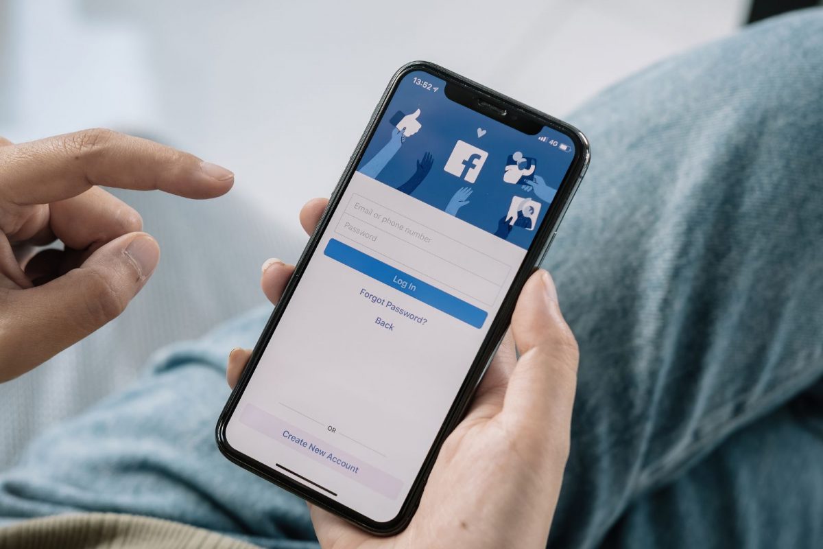 फेसबुकवर फेक बातम्या ओळखणं आता सोपं; फक्त या टिप्स फॉलो करा