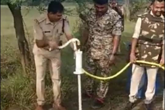 हातपंपातून पाण्याऐवजी निघाली दारू! 