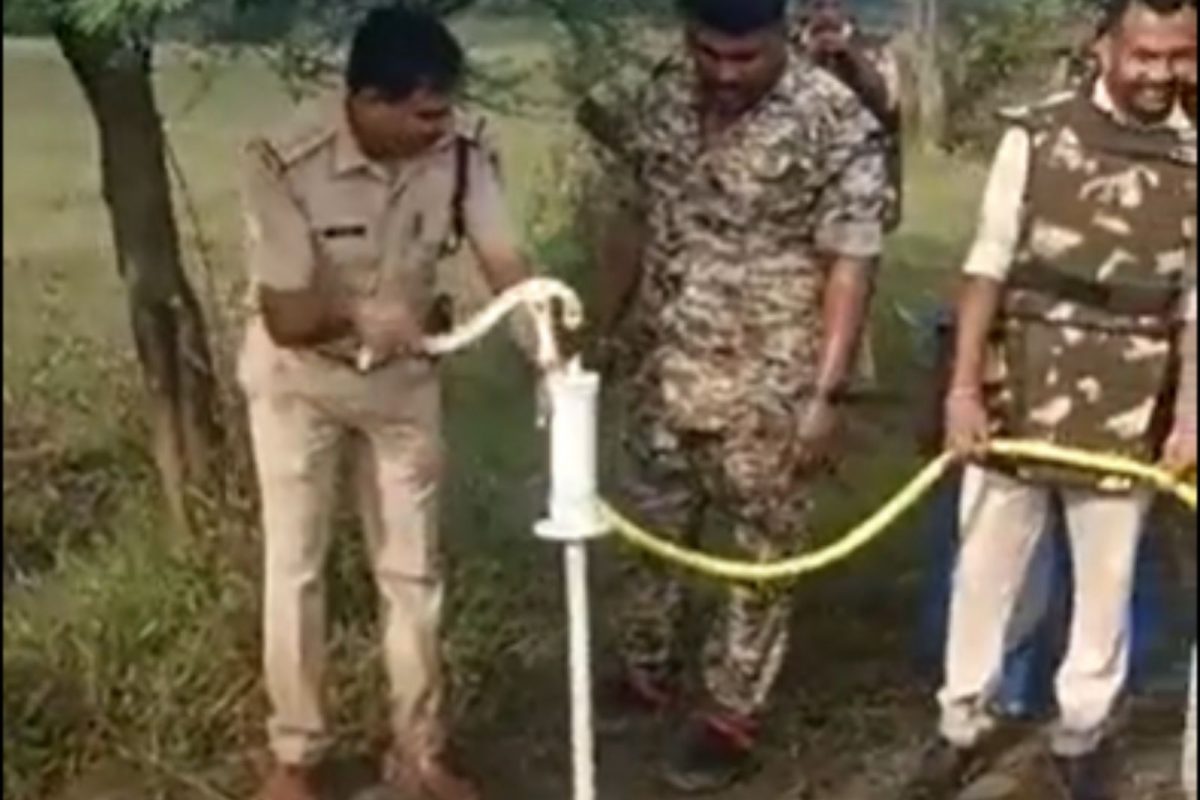 हातपंपातून पाण्याऐवजी निघाली दारू!