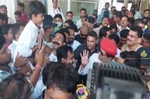 चिमुरड्याच्या आग्रह अन् राज ठाकरे झाले 'मावळा', शिर्डीतला VIDEO चिमुरड्याच्या आग्रह अन् राज ठाकरे झाले 'मावळा', शिर्डीतला VIDEO