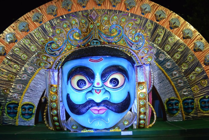 रावणाने प्रथम तपश्चर्या केली आणि नंतर जंगलात राहून त्याने मजबूत सैन्य तयार केले. जेव्हा रावणाने कुबेराच्या वैभवशाली नगरावर सैन्यासह हल्ला केला, तेव्हा हा हल्ला इतका तीव्र होता की कुबेर आणि त्याचे सैन्य टिकू शकले नाही, त्याला तेथून आपल्या कुटुंबासह पळून जावे लागले.