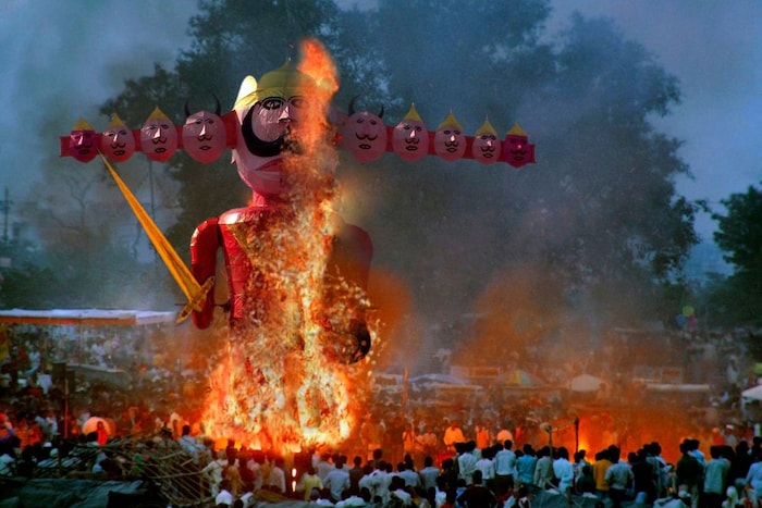 अनंत नीलकंथन यांच्या पुस्तक "असुर"नुसार, कुबेर एकीकडे ऐश्वर्य आणि संपत्तीचा स्वामी होता आणि श्रीलंकेचा राजा होता. त्याचवेळी, रावण आणि त्याचे इतर भाऊ आणि बहिणी खूप गरिबीत जगत होते. त्यांना हलाखीचे जीवन जगावे लागले. कुबेराची वागणूकही रावण आणि त्याच्या भावा-बहिणींशी चांगली नव्हती. तसेच त्यांनी कधीही त्यांना मदत केली नाही. कुबेराच्या अपमानास्पद वागणुकीने तरुण रावण दुखावला जायचा.