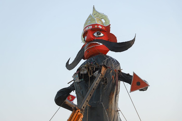 रावणाचे वडील सुप्रसिद्ध ऋषी होते. त्यांचे नाव होते विश्रवा. त्यांना दोन बायका होत्या. पहिल्या पत्नीच्या पोटी कुबेराचा जन्म झाला तर रावण, कुंभकर्ण, विभीषण आणि शूर्पणखा यांचा जन्म दुसरी पत्नी कैकशीच्या पोटी झाला. विश्रवा ऋषींची दुसरी पत्नी कैकशी राक्षस कुळातील होती.