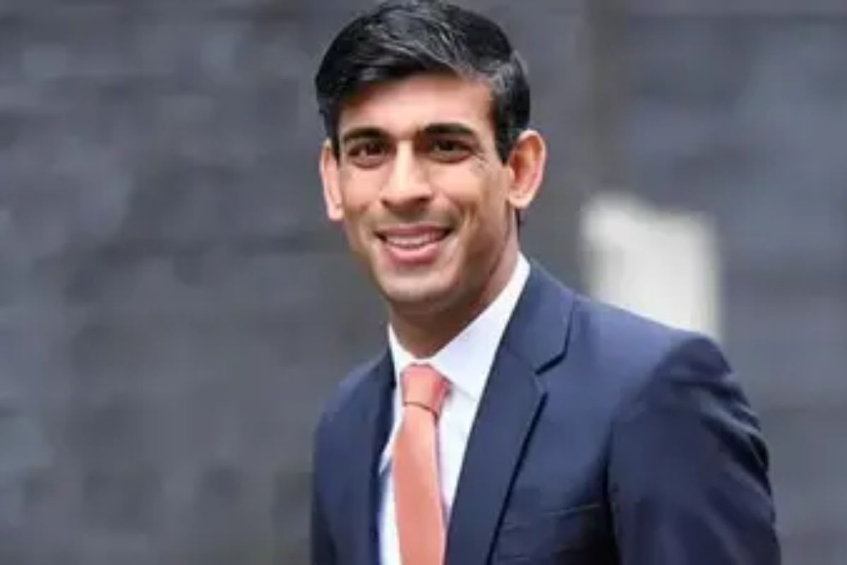 PM झाल्यानंतर पाकिस्तानी ऋषी सुनक यांच्याशी का जोडतायेत संबंध?