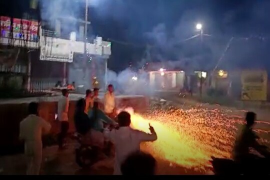फटाक्यांसोबत मस्ती, ठाण्यानंतर औरंगाबादमधील धक्कादायक VIDEO समोर...