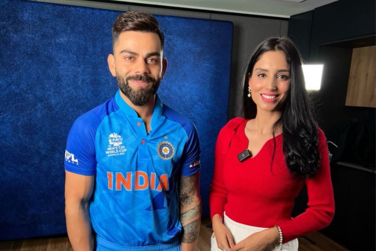 विराट कोहली पाकिस्तानी अँकर झेनाब अब्बाससह