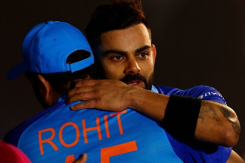 Ind vs Pak: किंग कोहलीसोबत रोहितचं खास सेलिब्रेशन, पाहा मैदानातला रोहित-विराटचा 'ब्रोमॅन्स'; Video – News18 लोकमत