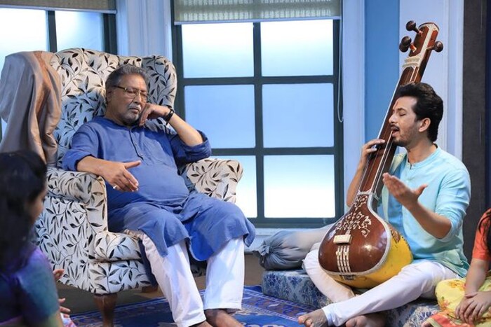 मल्हारने आपल्या गाण्याचं शिक्षण ज्यांच्याकडून घेतलं ते त्याचे गुरु पंडीत मुकुल नारायण ही व्यक्तिरेखा विक्रम गोखले साकारत आहेत. बऱ्याच वर्षांनंतर विक्रम गोखले छोट्या पडद्यावर पुनरागमन करणार आहेत.