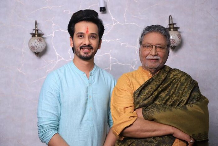 तुझेच मी गीत गात आहे मालिकेत सध्या आपण पाहत आहोत की, मालिकेत मल्हार सध्या द्विधा मनस्थितीमध्ये आहे. एकीकडे वैदेहीच्या आठवणी तर दुसरीकडे लेकीचा शोध सुरू आहे. असं असताना पंडितजींच्या येण्याने मल्हारच्या आयुष्यात नवं वळण येणार आहे.