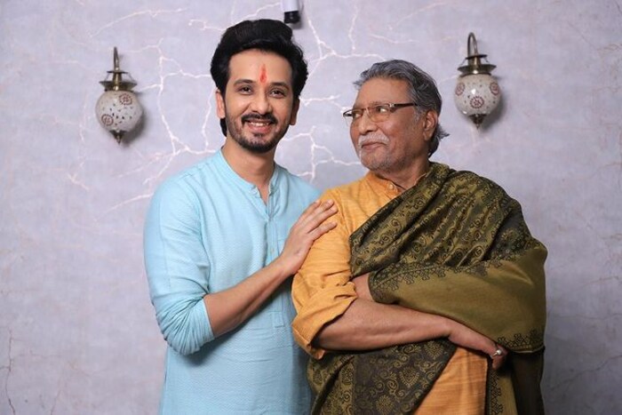 अभिजितने सोशल मीडियावर विक्रम गोपाळेंसोबतचे फोटो शेअर करत म्हटलं आहे कि, ''तुझेच मी गीत गात आहे च्या निमित्तानं विक्रम गोखलें बरोबर पुन्हा काम करण्याची संधी मिळाली…''
