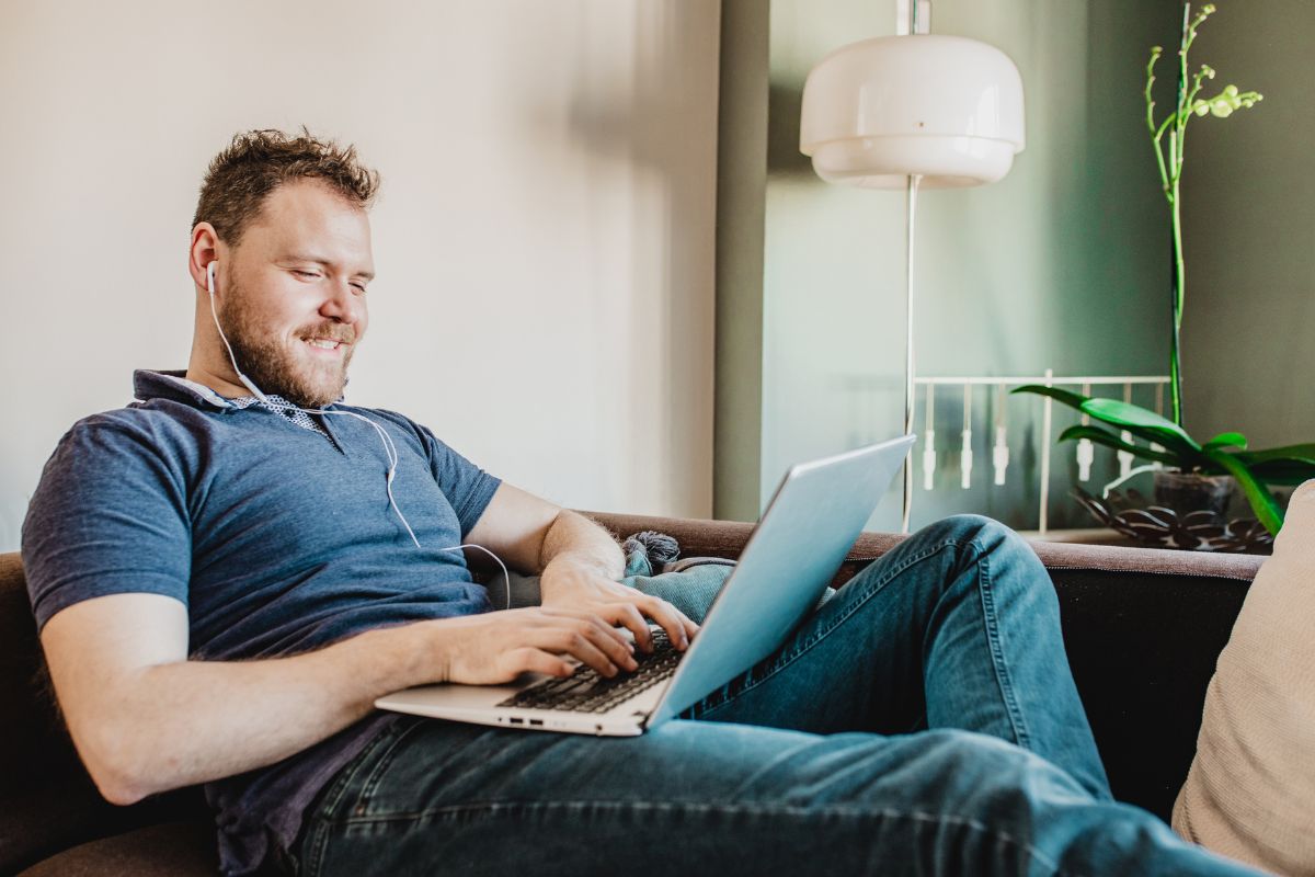 ‘वर्क्र फ्रॉम होम’ करताना वेबकॅम सुरू न ठेवल्याने कारवाई करणाऱ्या कंपनीला न्यायालयाचा दणका, वाचा डिटेल्स