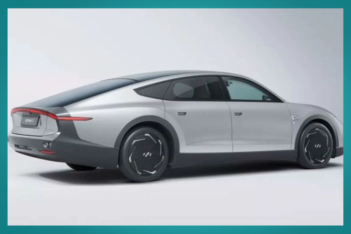 आता चालता चालता चार्ज होईल इलेक्ट्रिक कार, जगातील पहिली सोलर EV लाँच