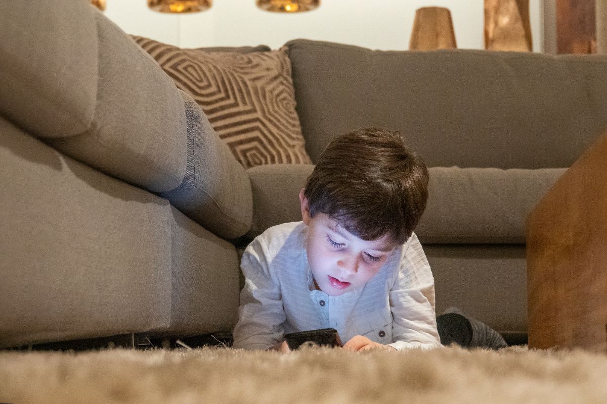 Parenting Tips: रात्रीच्या वेळी तुमची मुलं तासनतास इंटरनेटवर काय पाहतात? वेळीच द्या लक्ष, नाहीतर...