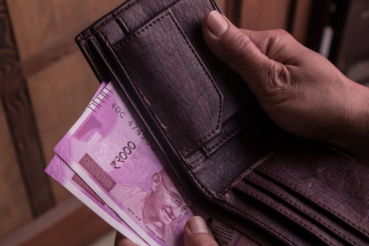 पगारातील मोठी रक्कम टॅक्समध्ये कट होते?