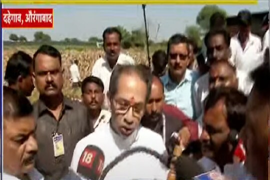  यावेळी एका शेतकऱ्याने आसूडच उद्धव ठाकरेंना भेट दिला आणि या सरकारला वठणीवर आणण्याची मागणी केली.