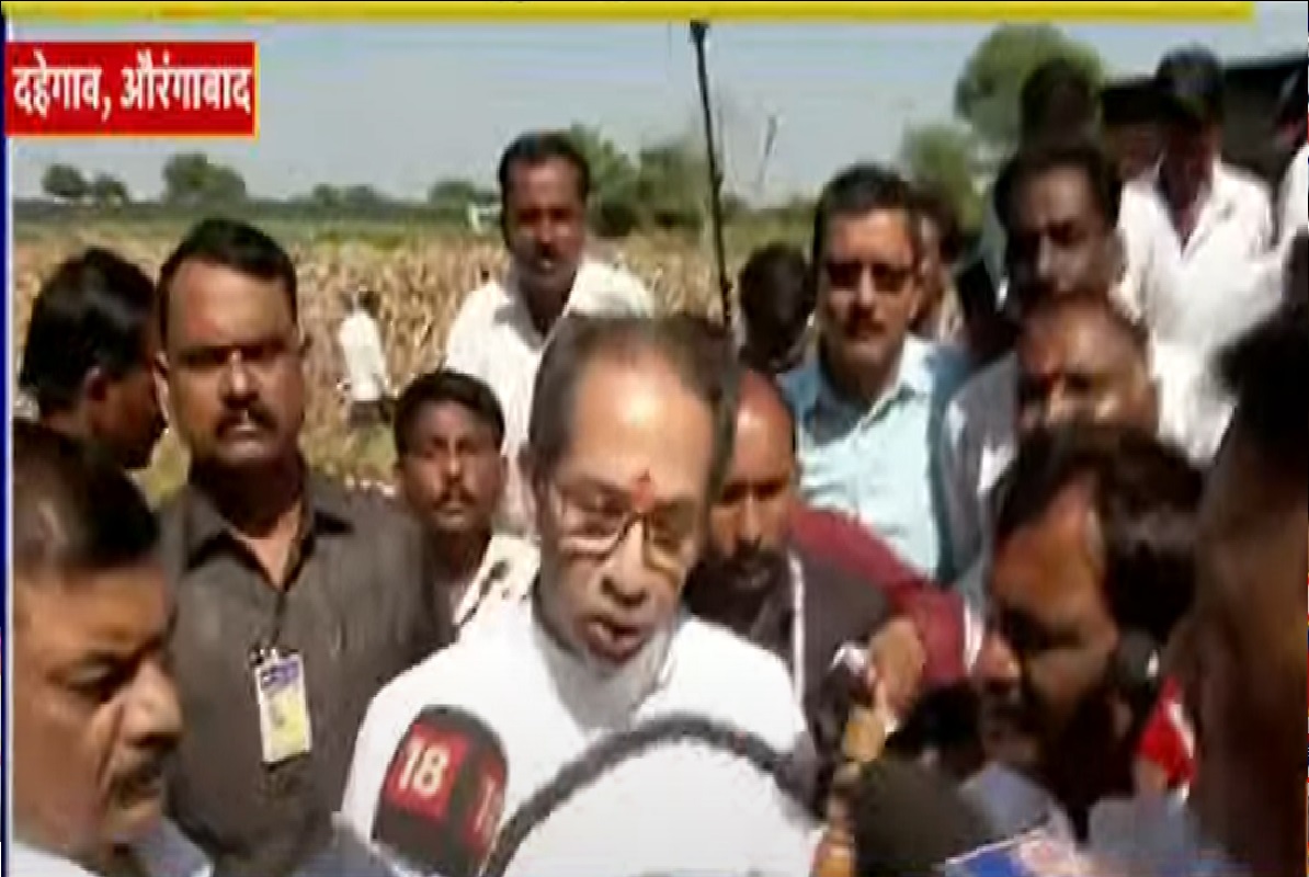 यावेळी एका शेतकऱ्याने आसूडच उद्धव ठाकरेंना भेट दिला आणि या सरकारला वठणीवर आणण्याची मागणी केली.