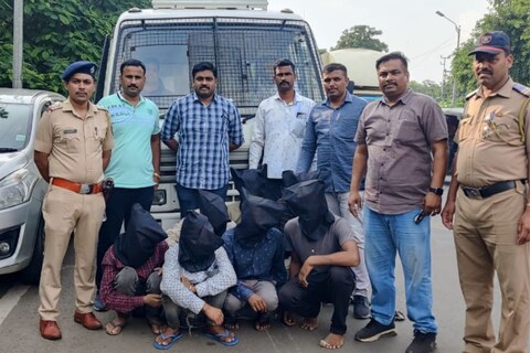 हे चोरटे नदीपात्रालगत असलेल्या सोसायटीच्या परिसरात थांबत असत. यावेळी मच्छर चावू नये यासाठी ते अंगाला लोशन लावत असत. यासोबतच आपल्याला कोणी ओळखावं नाही, यासाठी ते अंगाला चिखलही लावत असे. 
