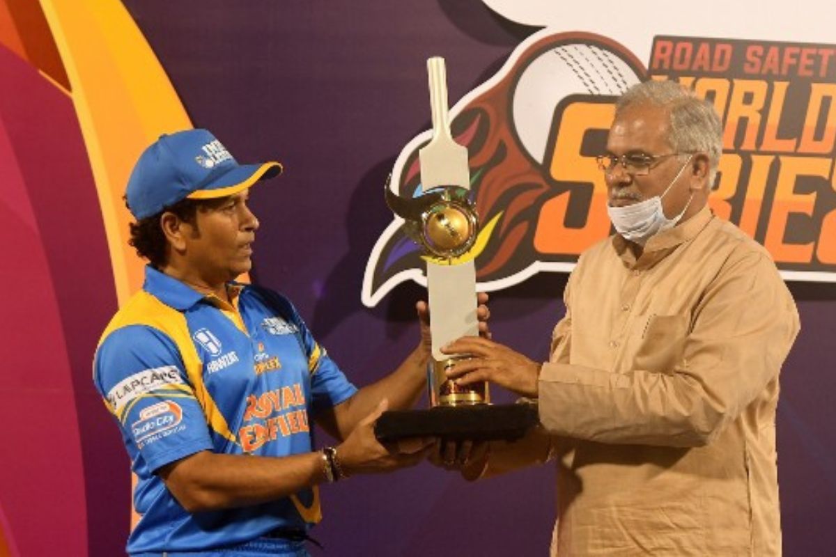 सचिन विजेतेपदाची ट्रॉफी स्वीकारताना