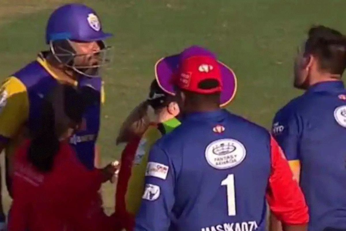 युसूफ पठाण-जॉन्सन आमनेसामने