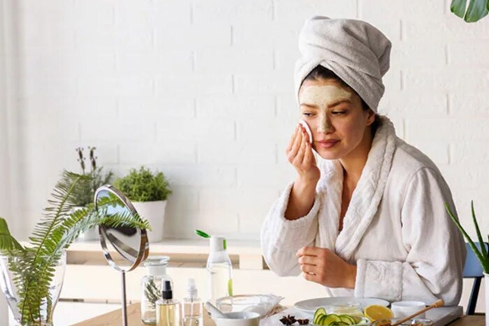 चेहरा स्क्रब केल्यानंतर नेहमीच चेहऱ्यावरती टोनर लावणं आवश्यक आहे. घरगुती टोनर लावायचं असेल तर, टोमॅटो, काकडी, पपई यांचा रस किंवा गर तुम्ही चेहऱ्यावर लावू शकता. याशिवाय बाजारामध्ये देखील चांगल्या प्रतीचे टोनर उपलब्ध आहेत.