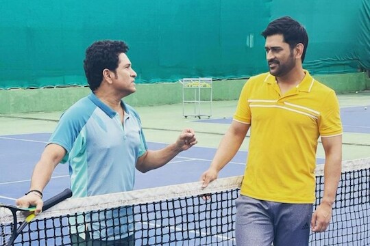 सचिन आणि धोनी टेनिस कोर्टवर