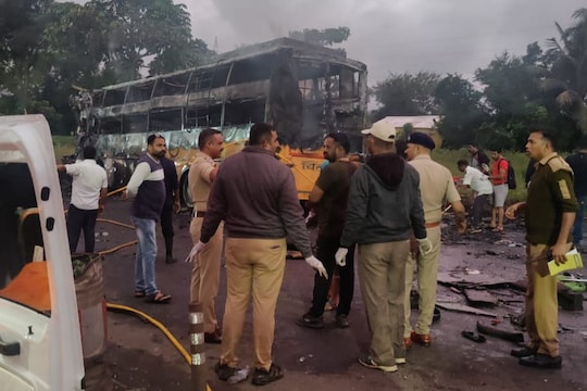 मोठी दुर्घटना! नाशिकमध्ये खासगी बसने घेतला पेट; 10 जणांचा आगीत होरपळून मृत्यू, VIDEO