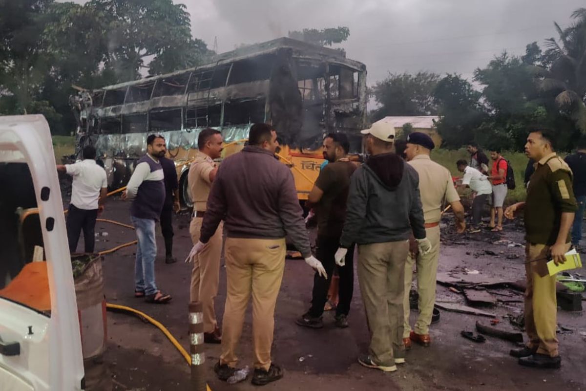 मोठी दुर्घटना! नाशिकमध्ये खासगी बसने घेतला पेट; 10 जणांचा आगीत होरपळून मृत्यू, VIDEO