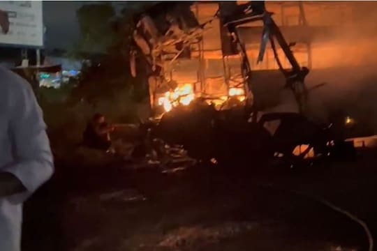 प्रवासी बस ट्रकचा डिझेल टँकर आढळल्याने स्फोट होऊन बसला आग लागण्याची माहिती समोर आली आहे.
