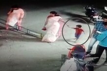 Video: आईचा हात धरून रस्त्यावरुन चाललेला अरद; मागून दुचाकी आली अन्...