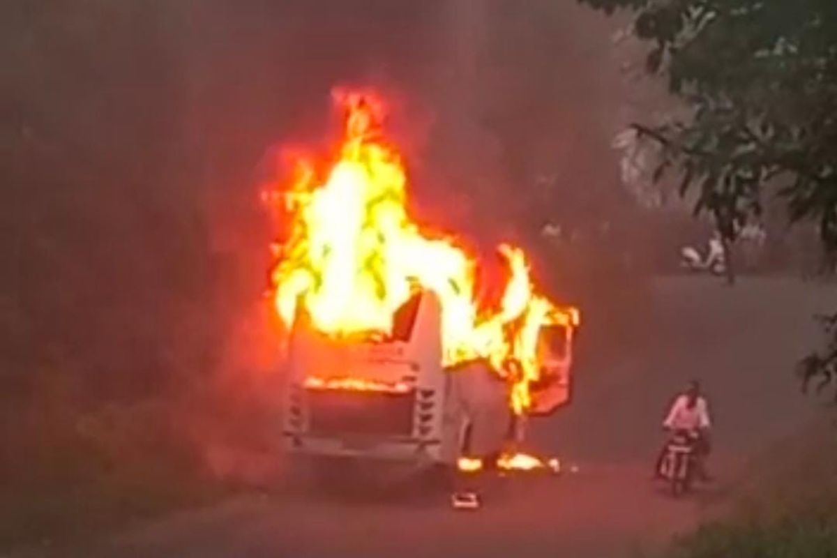 प्रवासी बसला आग
