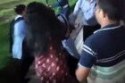 सोसायटीमधील सुरक्षारक्षक आणि रहिवाशांची तुंबळ हाणामारी; अनेक महिला जखमी, Video