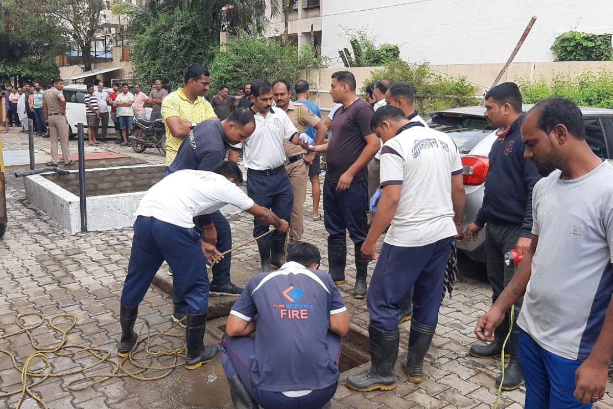 चेंबर साफ करताना 2 कामगारांचा मृत्यू; एकाचा शोध सुरू, पुण्यातील दुर्दैवी घटना