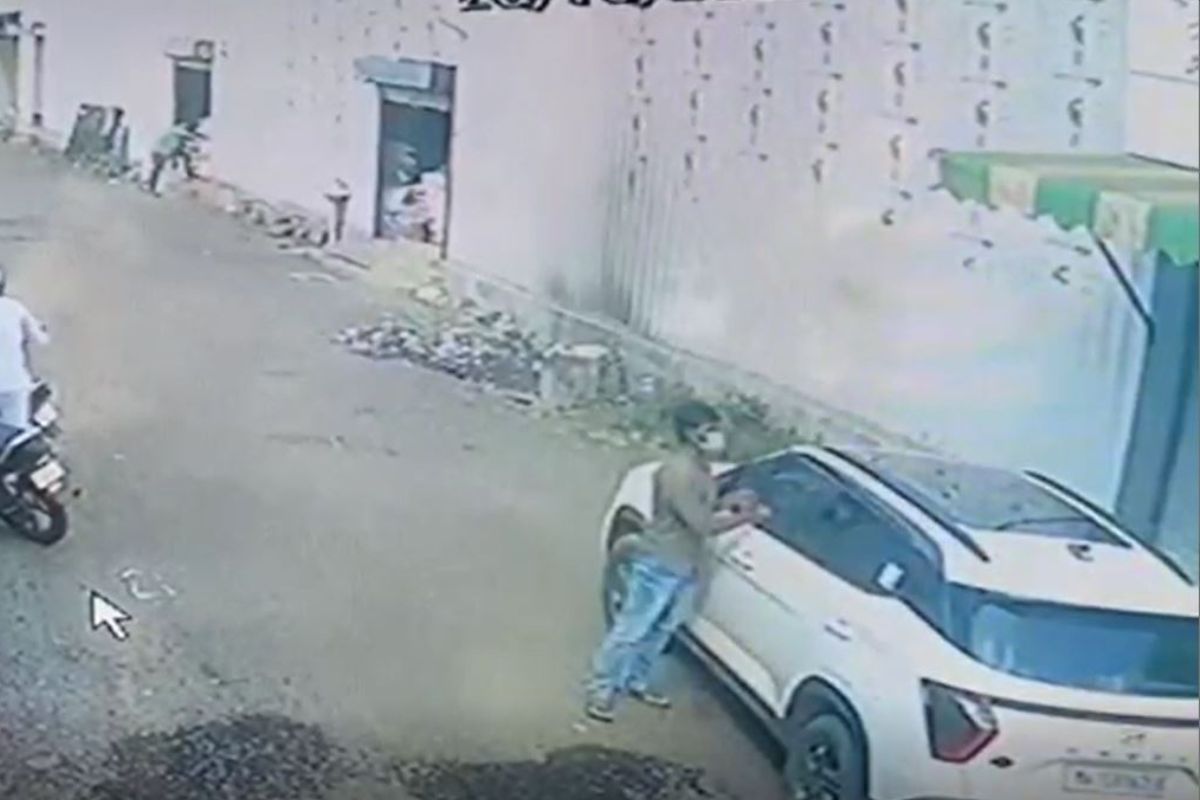 अवघे 15 सेकंद आणि कारमधील साडेतीन लाख रूपये लंपास; नाशकातील अजब चोरीचा VIDEO