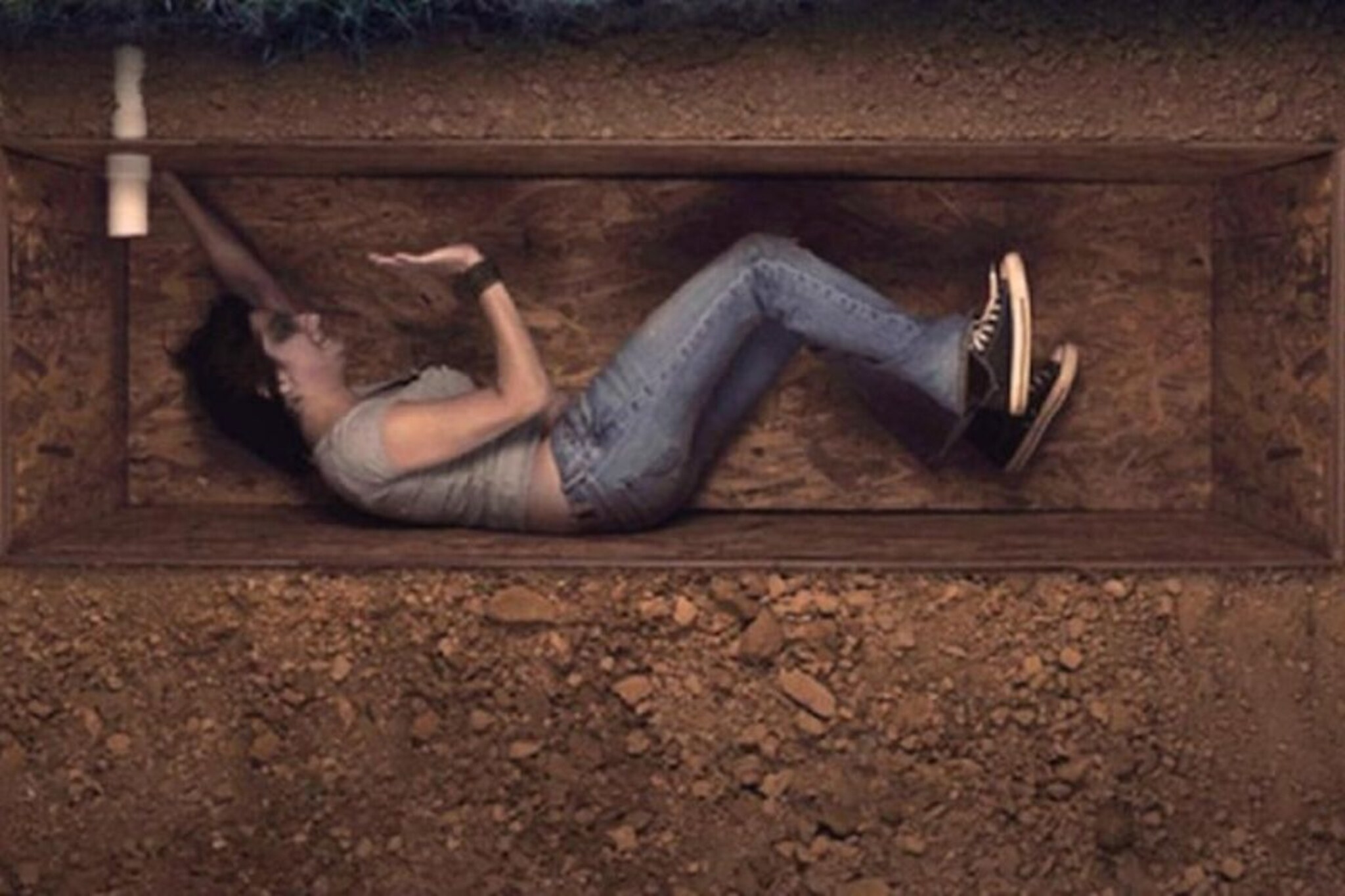 काय सांगता! जिवंत व्यक्तीला जमिनीत गाडून करणार मानसिक आजारांवर उपचार