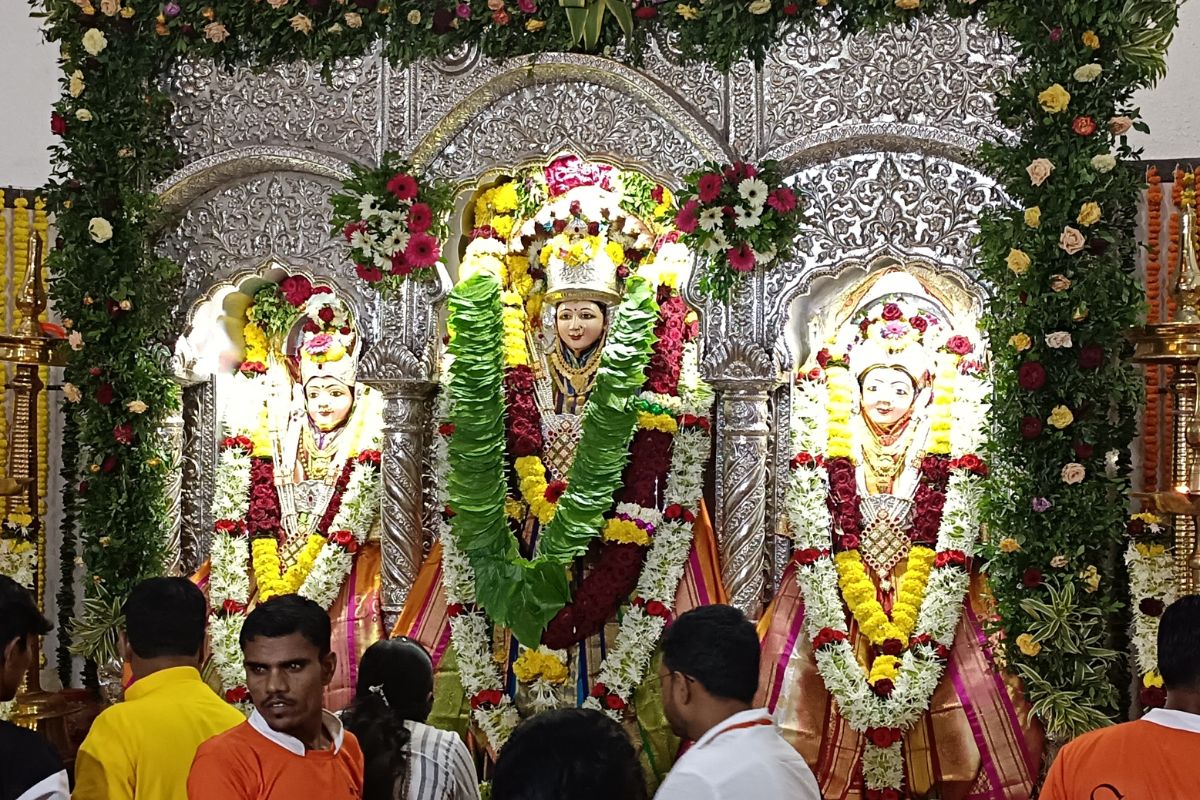 Navratri : कालिका देवीला दिडशे किलोचा महिरप, शंभर तोळे सोने! पाहा Video