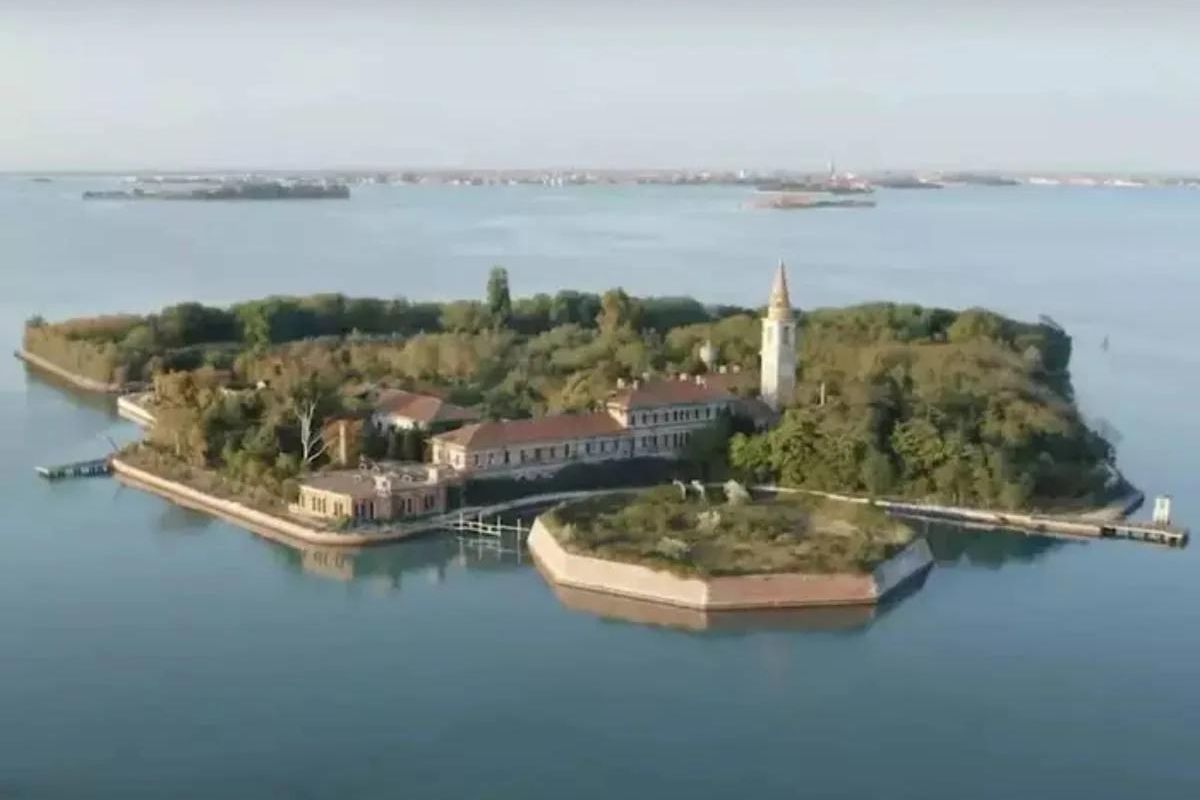 एक बेट मृत्यूचं! असं बेट जिथे 1 लाख 60 हजार जणांना जिवंत जाळलं, आजही भेट देण्यास आहे बंदी