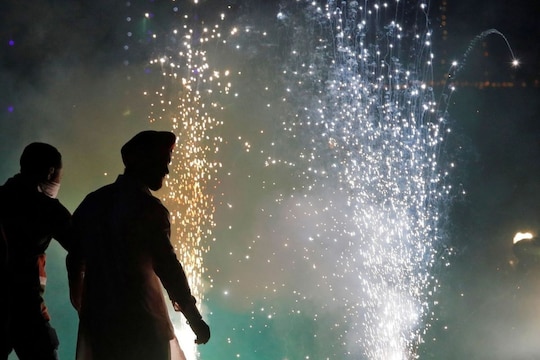 मुघलांनी भारतात आणलेला दारूगोळा; सण-उत्सवांचा भाग असलेल्या फटाक्यांचा रंजक इतिहास