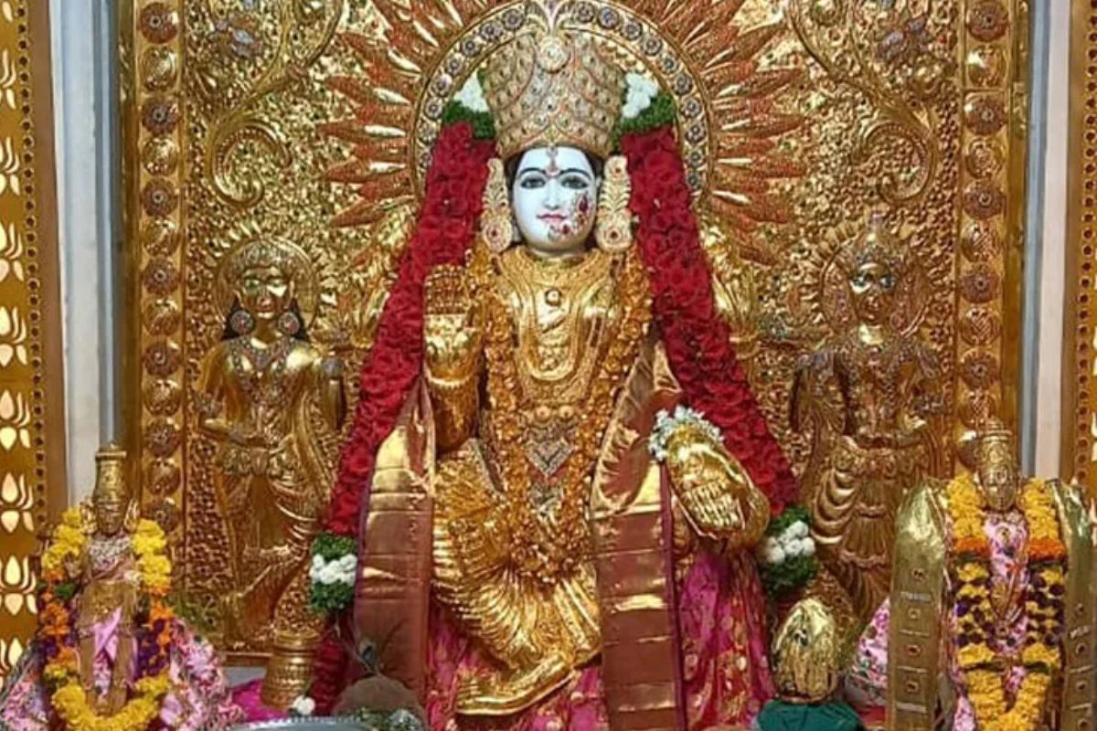 Dasara 2022 : महालक्ष्मी मंदिराला नेसवण्यात आली 16 किलो सोन्याची साडी, पाहा Video