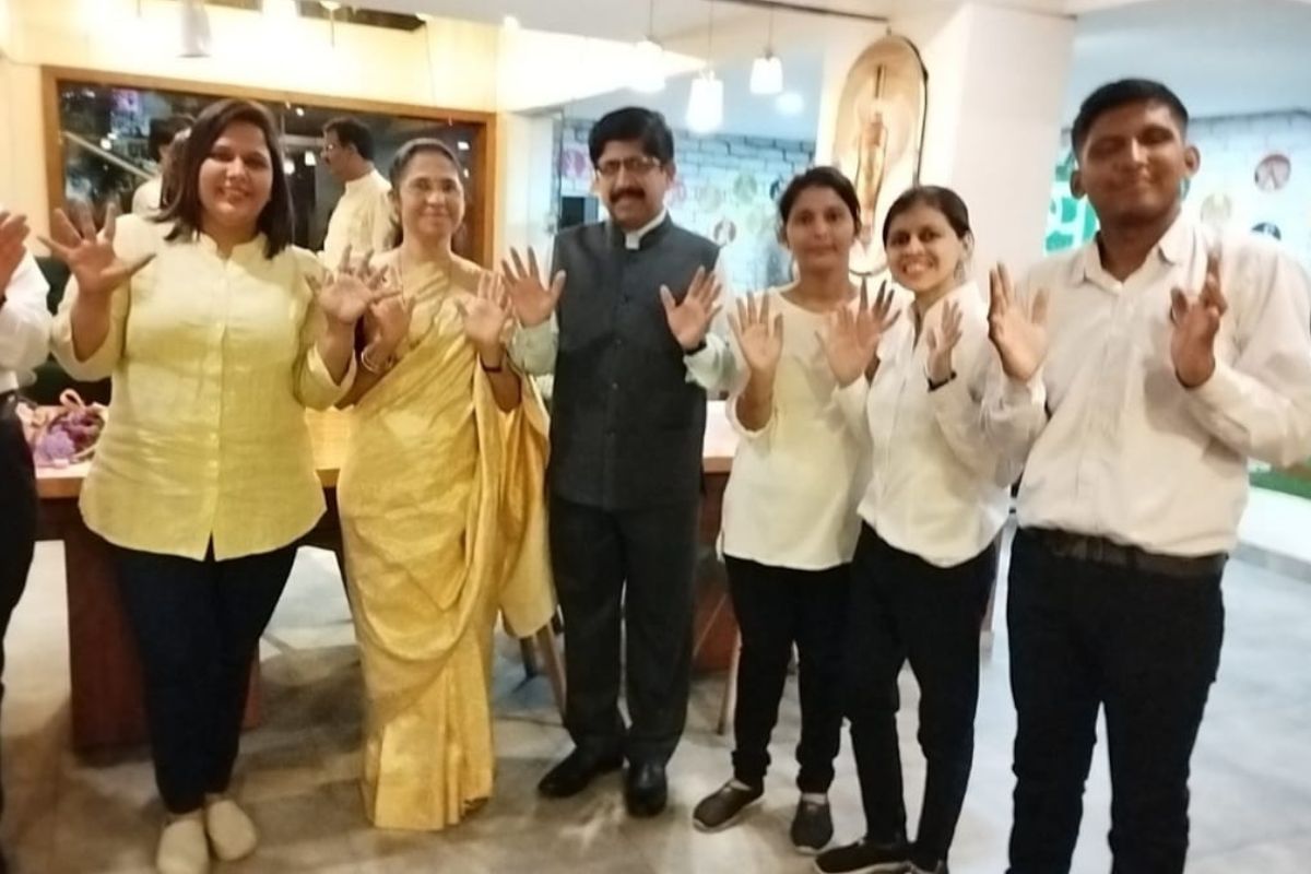 Pune: न बोलताच मिळेल ऑर्डर! पुण्यातील 'या' हॉटेलमध्ये चालते सांकेतिक भाषा, VIDEO