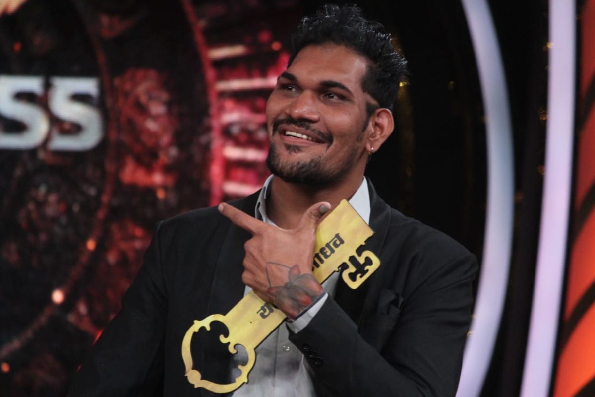 बिग बॉस मराठीच्या घरात शेवटी तो क्षण आला जो कधीच येऊ नये असे प्रत्येक सदस्याला वाटत असते. पण आज घरातून तिसरा स्पर्धक एक्झिट घेणार आहे. 