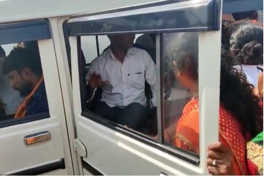 चालत्या वाहनातून शिंदे गटाच्या कार्यकर्त्याचे अश्लील इशारे, महिला शिवसैनिकांनी महामार्गावर चोपले, LIVE VIDEO