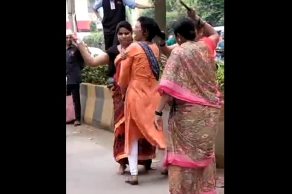 ठाण्यात महिलेसोबत भर रस्त्यावर जोरदार मारहाण, पाहा VIDEO