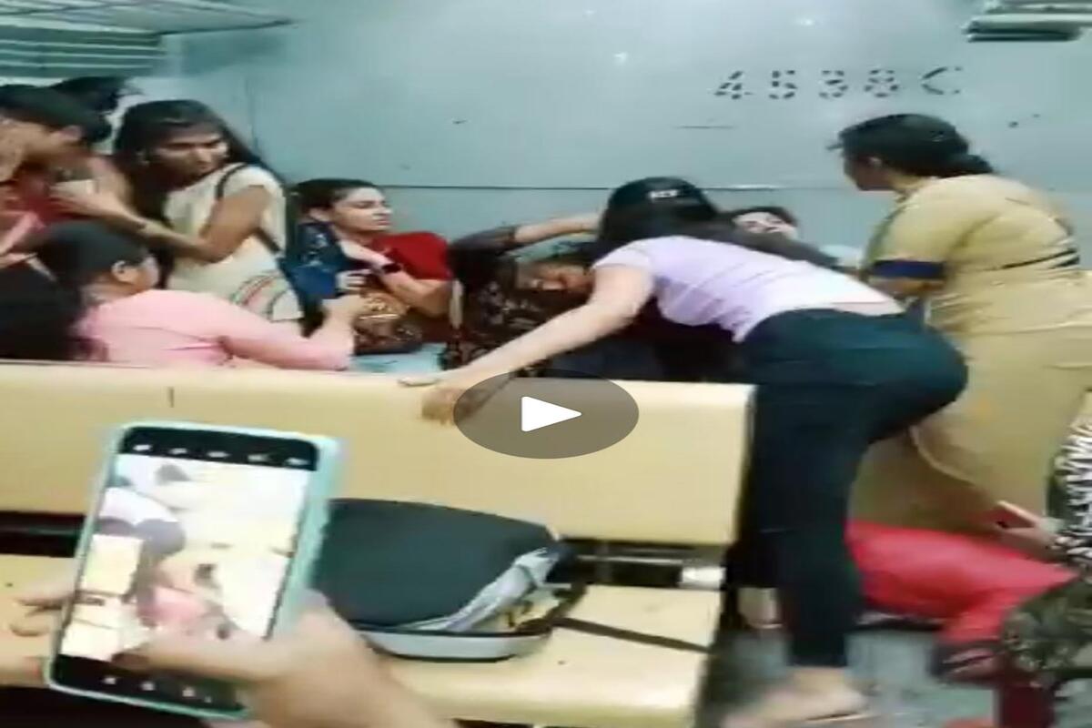 दसऱ्यालाच ट्रेनमध्ये राडा, महिलांमध्ये फ्री स्टाईल, तुंबळ हाणामारीचा Video