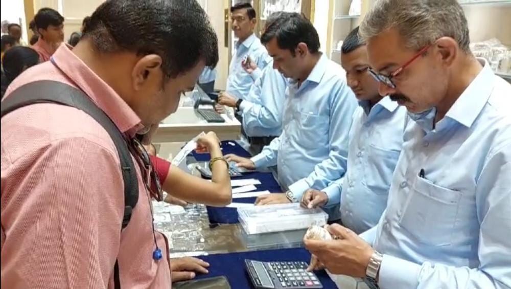 Dhanteras 2022 : सोन्याच्या खरेदीसाठी जळगावात मोठी झुंबड, सुवर्णनगरी गजबजली