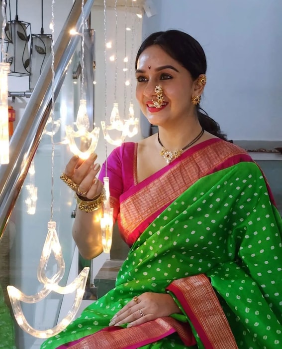  या फोटोंमध्ये सुखदाने सुंदर अशी बांधणी पैठणी साडी परिधान केली आहे. तर अभिजितने कुर्ता पायजमा घातला आहे. 