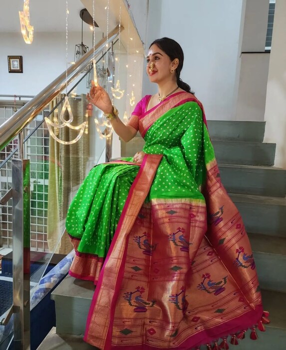 पारंपरिक कपडे आणि दागिने सुखदासौंदर्यात आणखीनच भर पाडत आहेत. या लुकमध्ये सुखदा फारच सुंदर दिसत आहे. 