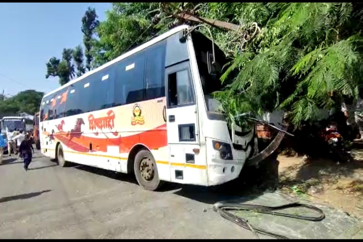 नाशिकमध्ये शिवशाही बसचा अपघात, अॅक्सलेटरमध्ये वायरच्या ऐवजी... तपासणीनंतर एकच खळबळ