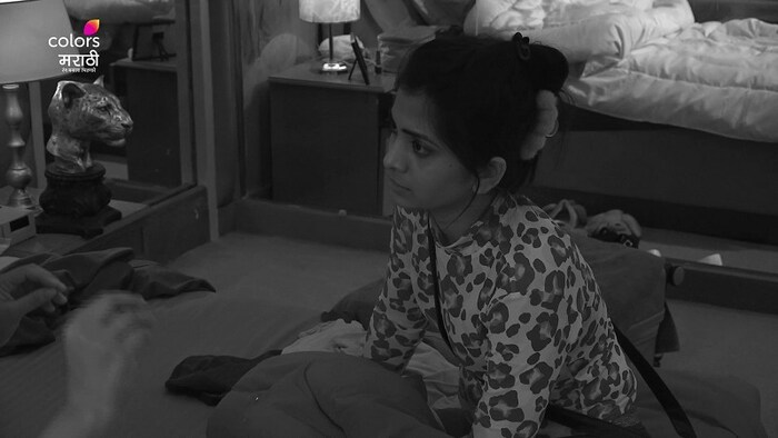 ती पुढे रुचिराला म्हणाली, '' मला काळजी तुझी वाटतं होती कारण तू नॉमिनेटेड आहेस. आणि हि तुझी सिद्ध करण्याची संधी होती, हे देखील मी तुला पोट तिडकीने सांगत होते. आता हे सगळं करत असताना, जर आज मी रोहितच्या बाजूने खेळते आहे तर मी अक्षयच्या बाजूने नाही बोलणार मी अशी मुलगी आहे...''